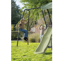 Kinderspielplatz mit Schaukel und Rutsche im Garten