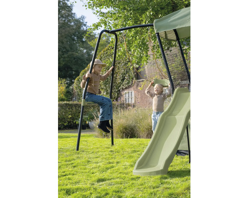 Kinderspielplatz mit Schaukel und Rutsche im Garten