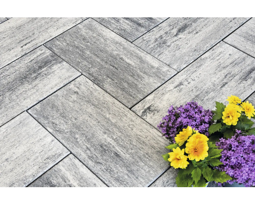 Pavés autobloquants en chevrons avec arrangement floral