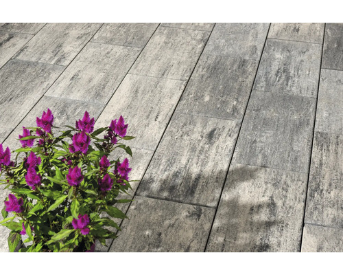 Dalles de pavage rectangulaires en béton avec fleurs