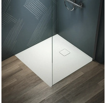 Scène de salle de bains avec receveur de douche carré et paroi en verre
