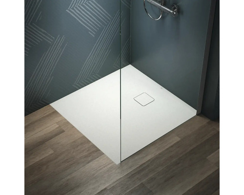 Badezimmer Szene mit quadratischer Duschwanne und Glaswand
