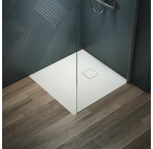 Coin d''une douche avec receveur plat carré et paroi en verre