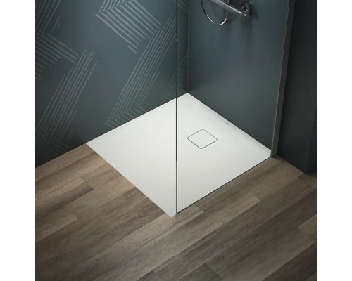 Ecke einer Dusche mit flacher, quadratischer Duschwanne und Glaswand
