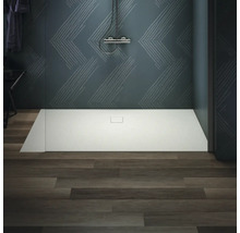 Douche plain-pied avec pommeau de douche et design moderne