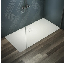 Douche moderne avec receveur plat, pomme de douche et paroi en verre