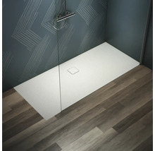 Douche à l''italienne avec receveur, robinetterie et plancher en bois