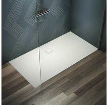 Salle de bain avec receveur de douche, robinetterie de douche et plancher en bois