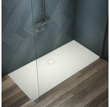 Salle de bains avec receveur de douche plat, robinetterie de douche et paroi en verre