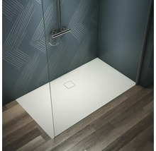 Douche à l''italienne avec receveur de douche, robinetterie de douche et paroi de verre