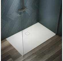 Douche à l''italienne avec receveur de douche, robinetterie de douche et paroi de douche