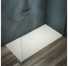 Douche à l''italienne avec receveur, robinetterie et plancher en bois