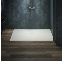 Douche à l''italienne avec receveur plat, pomme de douche et mur à motifs