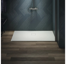 Douche à l''italienne avec pomme de douche et plancher en bois