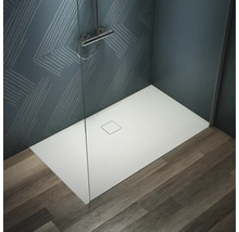 Salle de bain avec douche, robinetterie de douche et receveur de douche plat