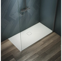 Douche à l''italienne avec receveur, robinetterie et paroi de douche en verre