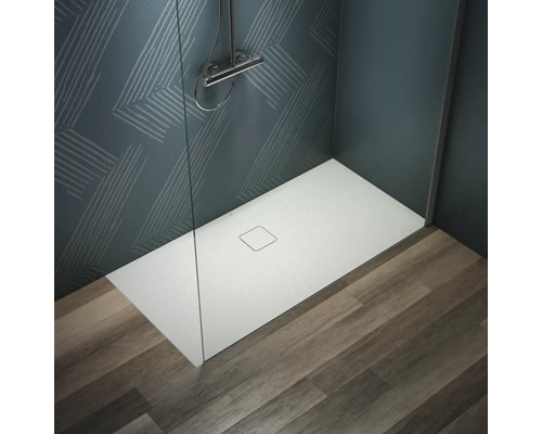 Ebenerdige Dusche mit Duschwanne, Armatur und Glasabtrennung