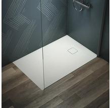 Espace douche avec receveur de douche plat et paroi en verre sur plancher en bois