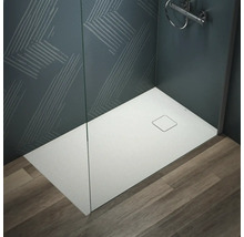 Douche plain-pied avec caniveau d''évacuation et paroi en verre dans une salle de bains moderne.
