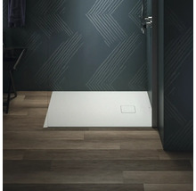 Salle de bains avec receveur de douche plat et plancher en bois