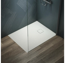 Receveur de douche carré à fleur de sol avec évacuation dans une salle de bains