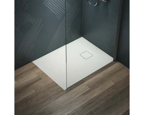 Begehbare Dusche mit Duschwanne und Glaswand auf Holzboden