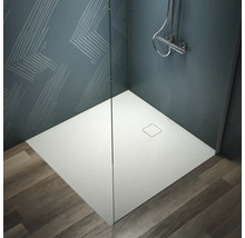 Receveur de douche carré avec paroi en verre dans une douche