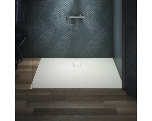Begehbare Dusche mit flacher Duschwanne, Armatur und Wandgestaltung