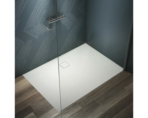 Ebenerdige Dusche mit Duschkopf und Ablauf