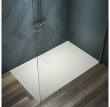 Salle de bains avec receveur de douche plat, robinetterie de douche et paroi en verre