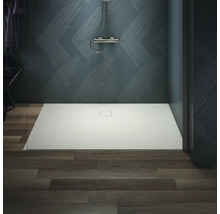 Salle de bains avec receveur de douche plat, pommeau de douche et mur à motifs