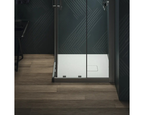 Begehbare Dusche mit Duschwanne im Badezimmer