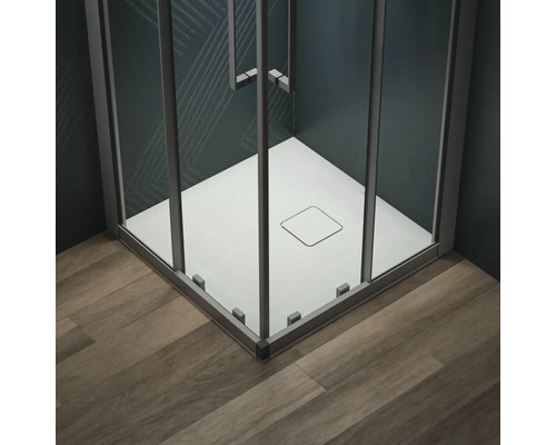 Quadratische Duschkabine mit flacher Duschwanne und Ablauf im Badezimmer