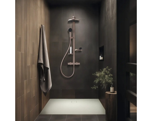 Badezimmer mit Dusche, Duschwanne, Handtuch und Dekoration