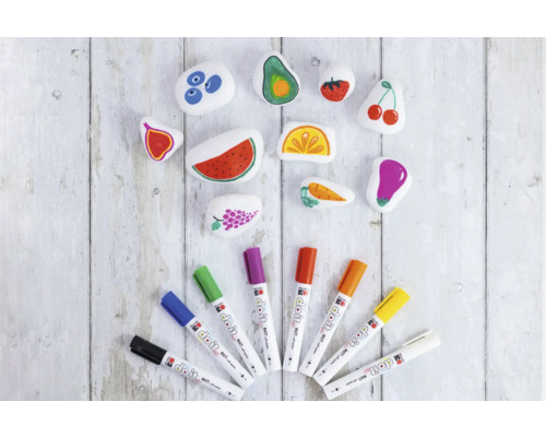 Pierres peintes avec des motifs de fruits et des crayons de couleur