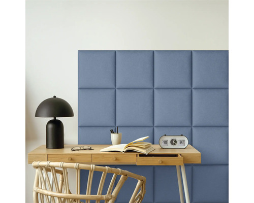 Szene mit Schreibtisch, Lampe, Buch, Brille, Stiften, Uhr, Stuhl und gepolsterten Wandpaneelen