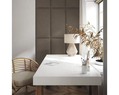 Scène d''un bureau avec un bureau, une chaise, une lampe et des panneaux muraux