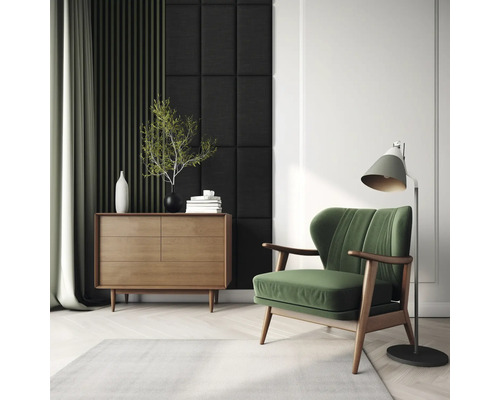 Wohnzimmer mit Kommode, Sessel und Stehlampe