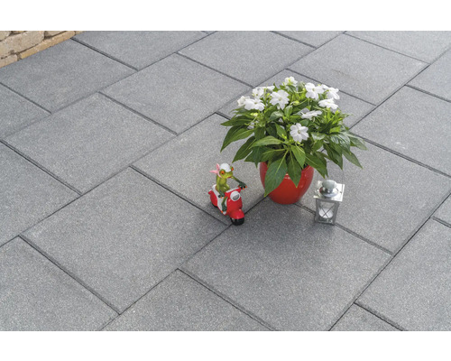 Graue Betonplatten für den Aussenbereich im Garten verlegt