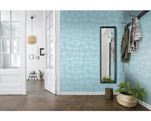 Entrée avec décoration murale bleue, miroir, porte-manteau et plantes d''intérieur