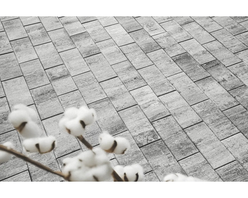 Graue Pflastersteine bilden ein Muster für den Aussenbereich