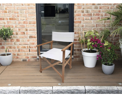 Szene mit Regiestuhl aus Holz und Textilbezug auf einer Terrasse mit Pflanzen