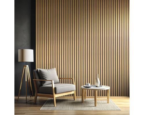 Wohnzimmer mit Akustikpaneelen an der Wand, Sessel, Stehlampe und Tisch