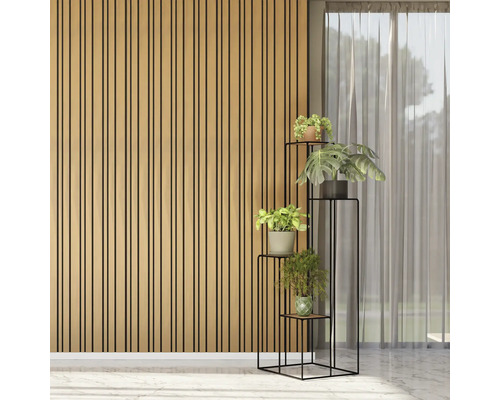 Innenraum mit Wandpaneelen und Pflanzenständer