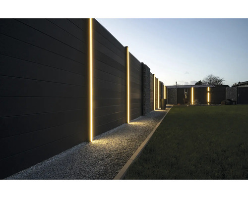 Garten mit Zaun und integrierter Beleuchtung