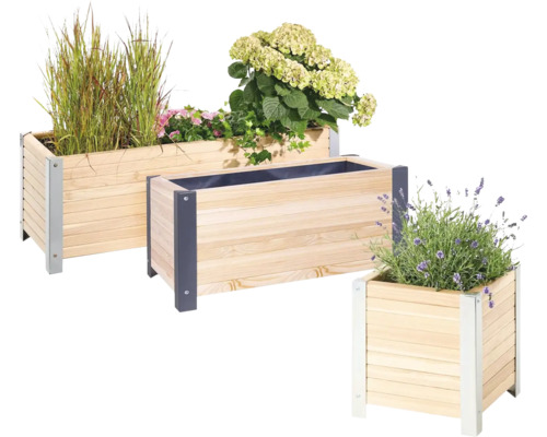 Plusieurs jardinières en bois avec des plantes