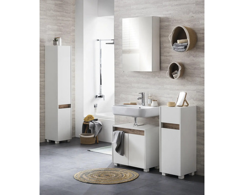 Salle de bains lumineuse avec meubles de salle de bains blancs, lavabo, armoire de toilette et paniers décoratifs.