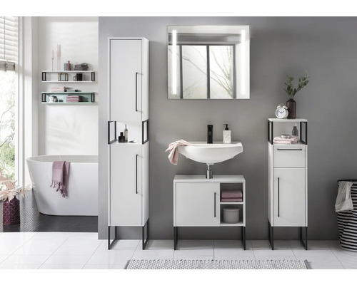 Salle de bains avec meuble-lavabo, armoire de toilette, armoire haute et étagère