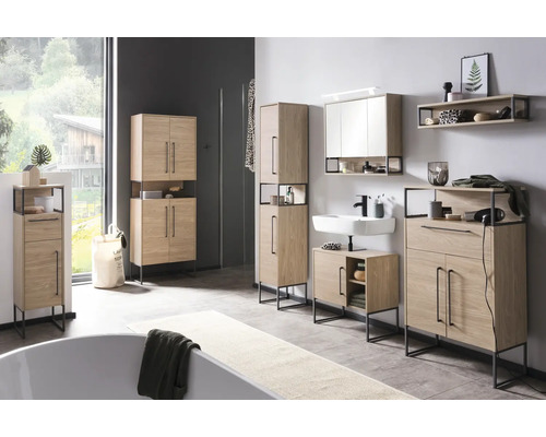 Badezimmer mit Waschtisch, Spiegelschrank, Unterschrank und Hochschrank aus Holz mit schwarzem Metallgestell