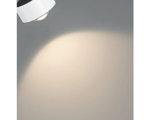 Weisse Deckenleuchte mit Lichtkegel